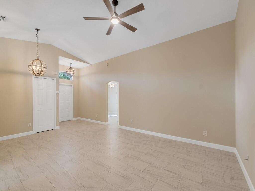 962 E 13th Square - Photo 14