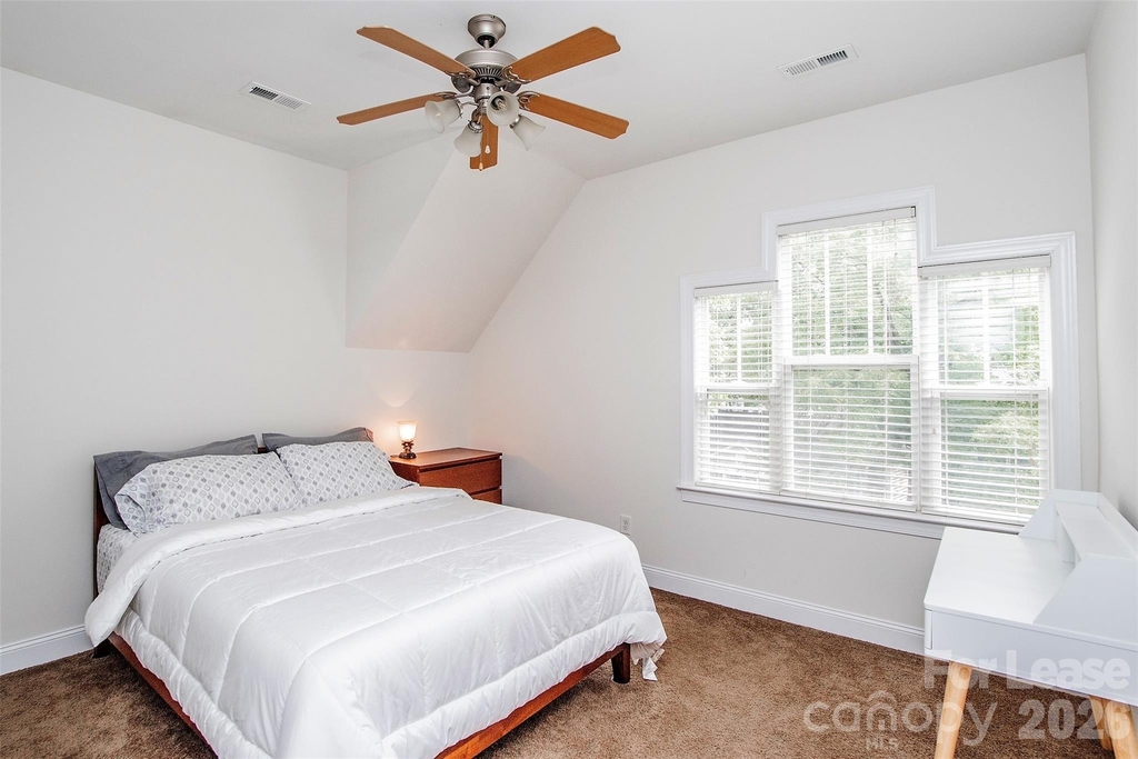315 Woodvale Place - Photo 15