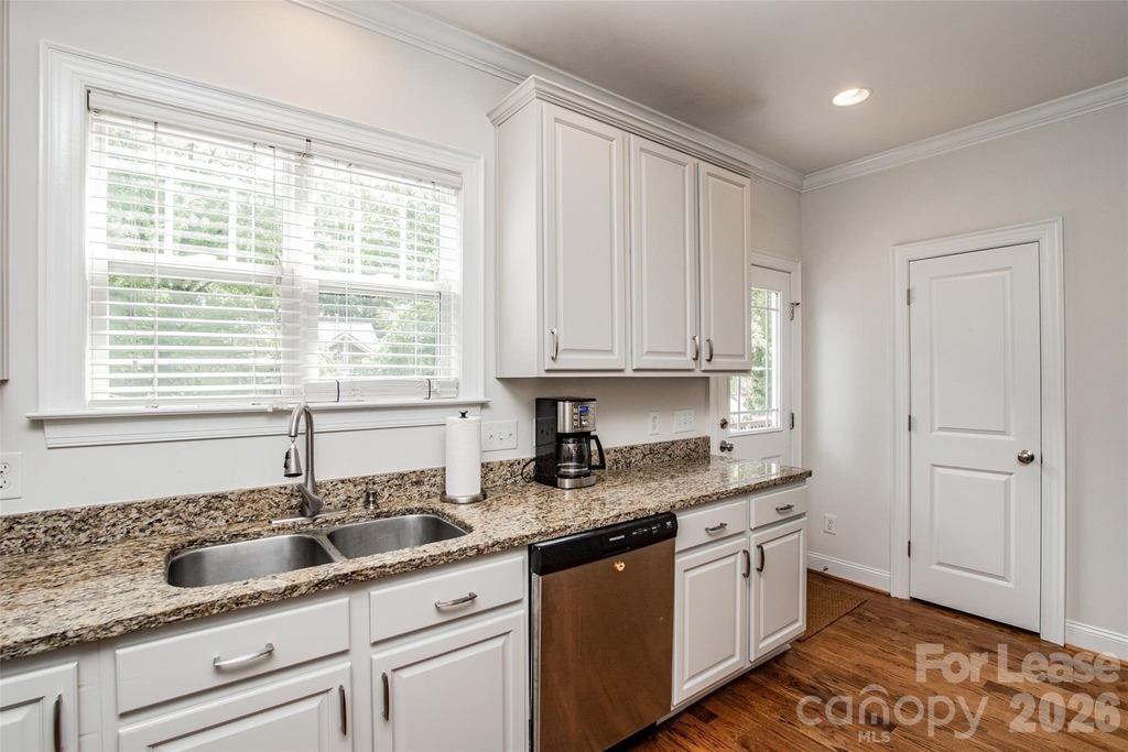 315 Woodvale Place - Photo 10