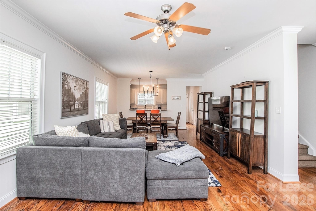 315 Woodvale Place - Photo 6