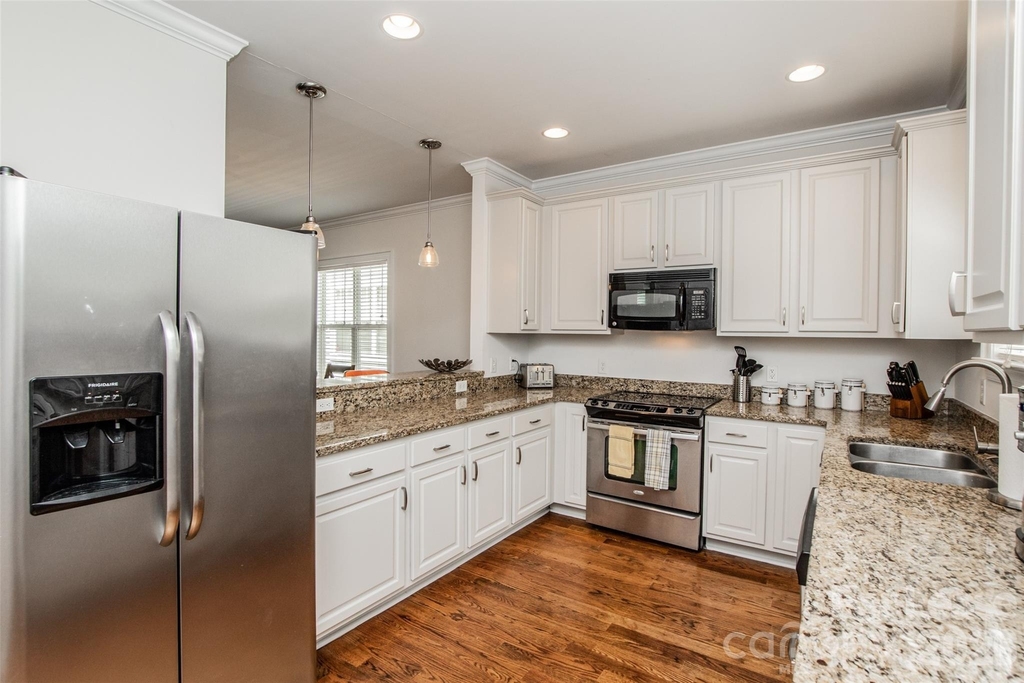 315 Woodvale Place - Photo 9