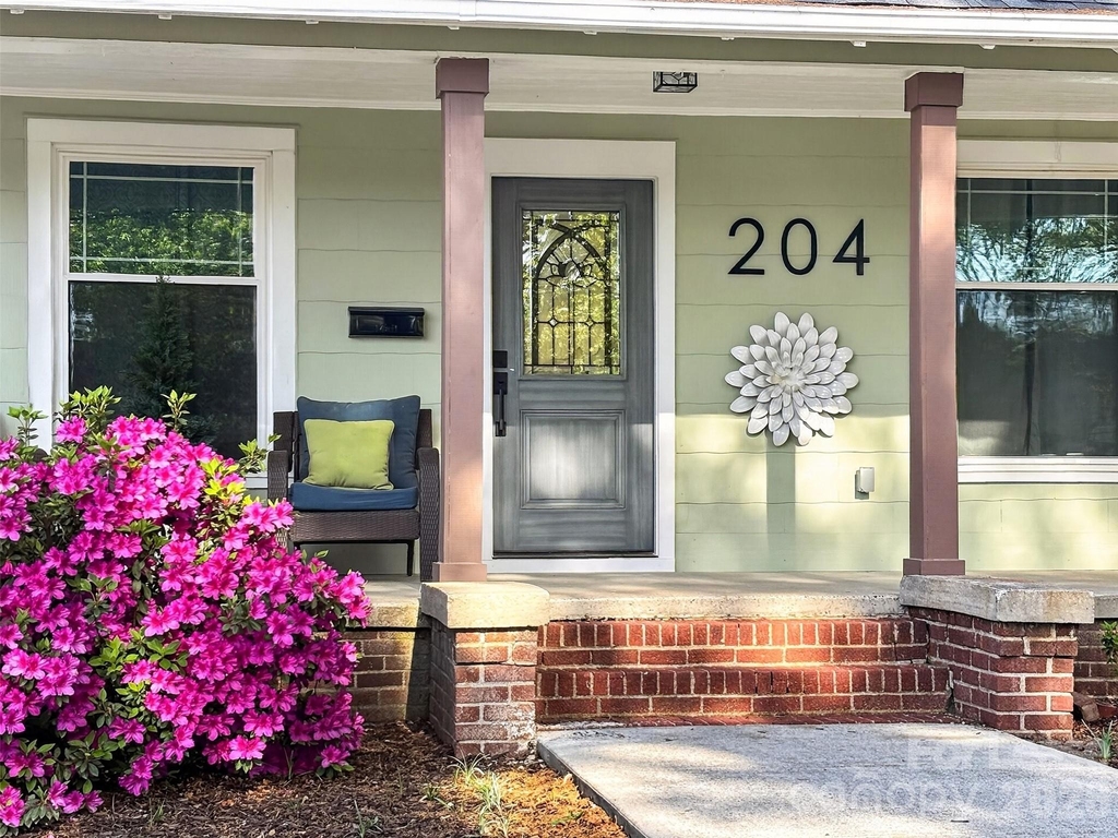 204 E Mcneely Avenue - Photo 1