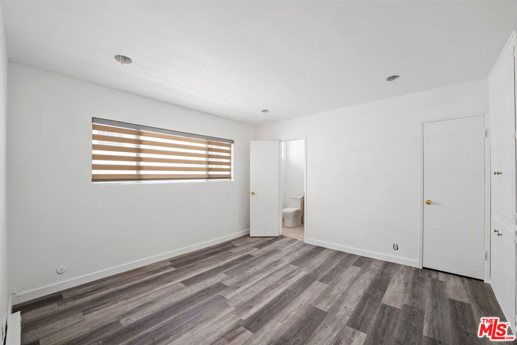 733 N Hayworth Avenue - Photo 18
