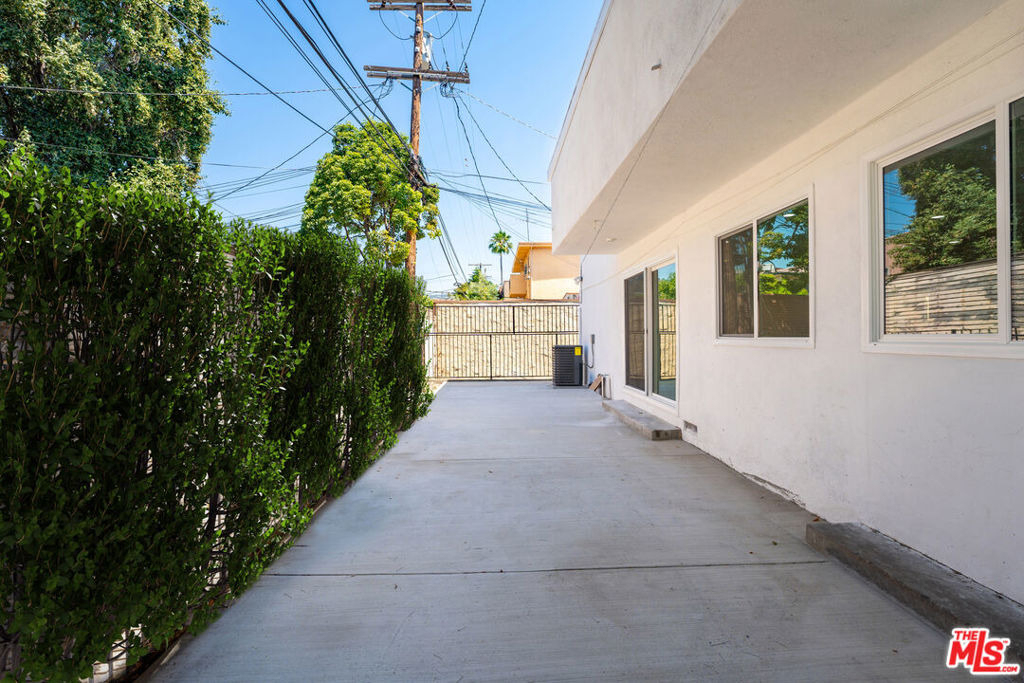733 N Hayworth Avenue - Photo 24