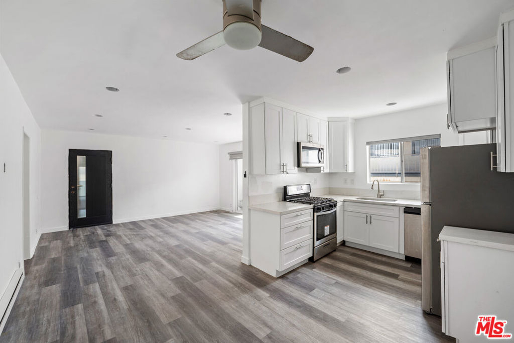 733 N Hayworth Avenue - Photo 15