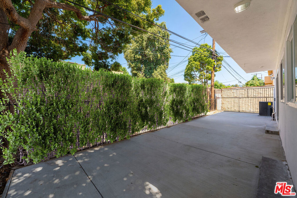 733 N Hayworth Avenue - Photo 23