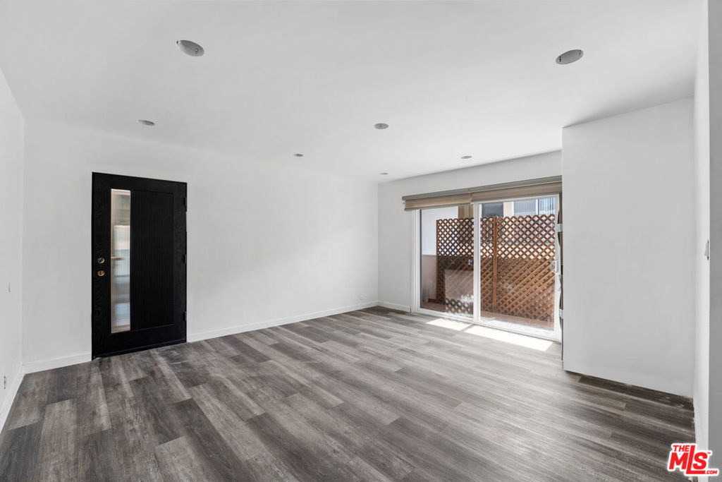 733 N Hayworth Avenue - Photo 8