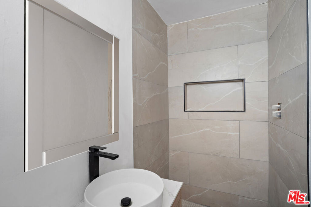 733 N Hayworth Avenue - Photo 12