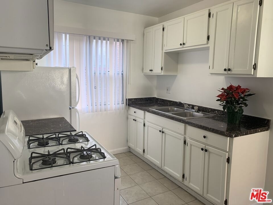 1330 S Wilton Place - Photo 2