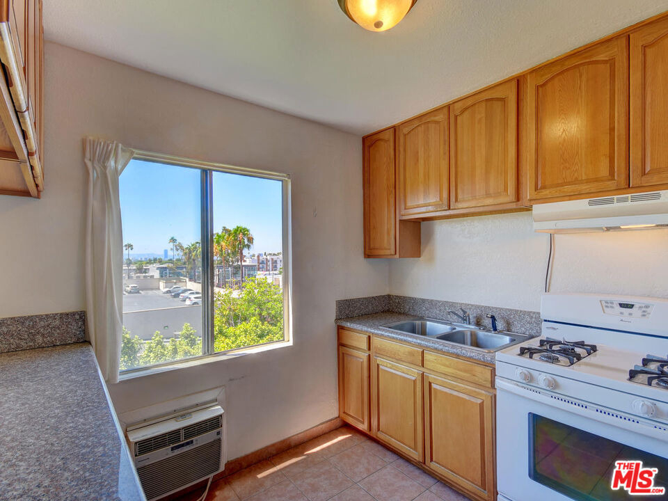 1540 N Fuller Avenue - Photo 5