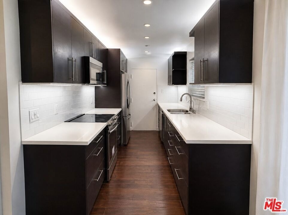 1525 N Hayworth Avenue - Photo 11