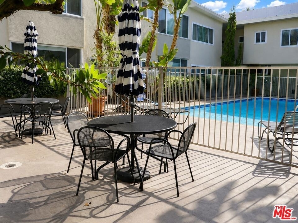 1525 N Hayworth Avenue - Photo 4
