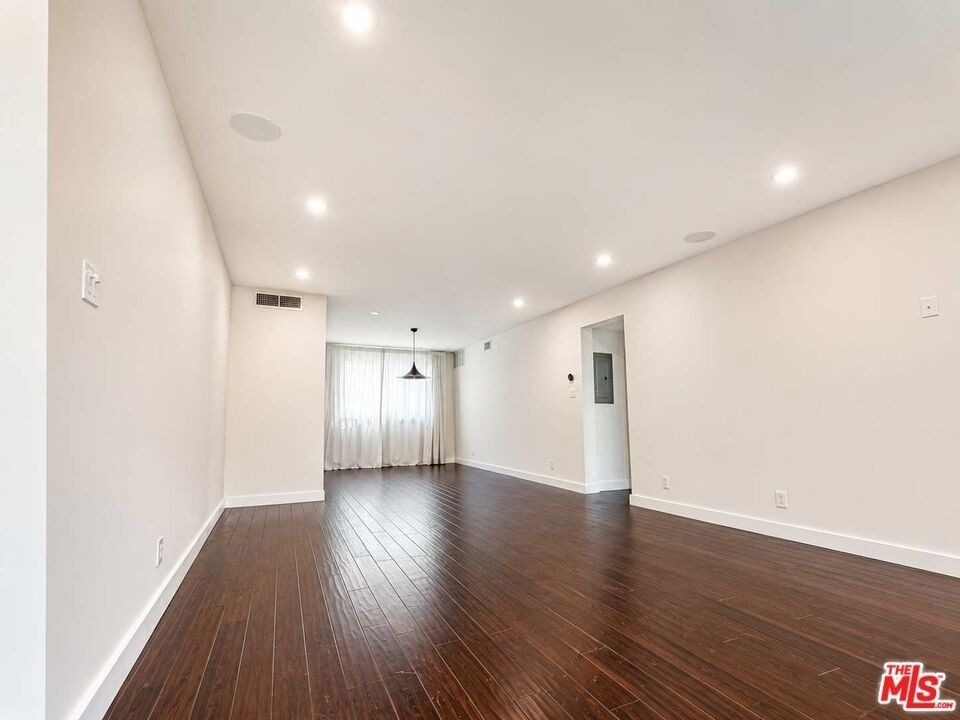 1525 N Hayworth Avenue - Photo 8