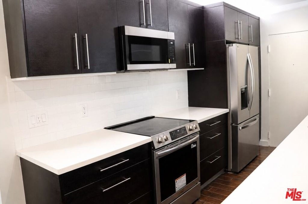 1525 N Hayworth Avenue - Photo 9