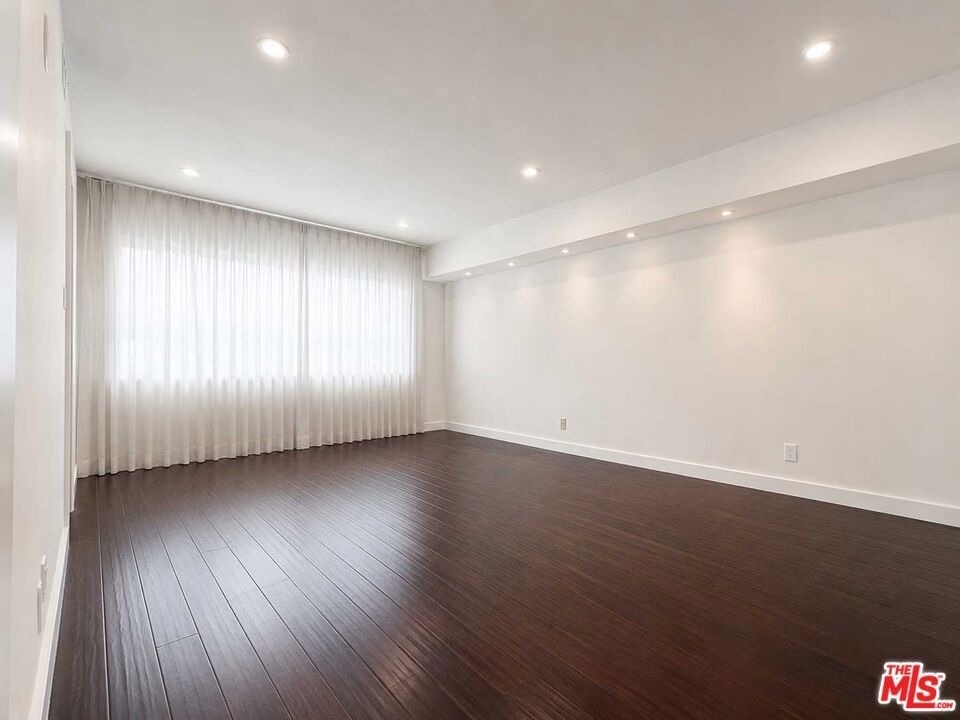 1525 N Hayworth Avenue - Photo 19