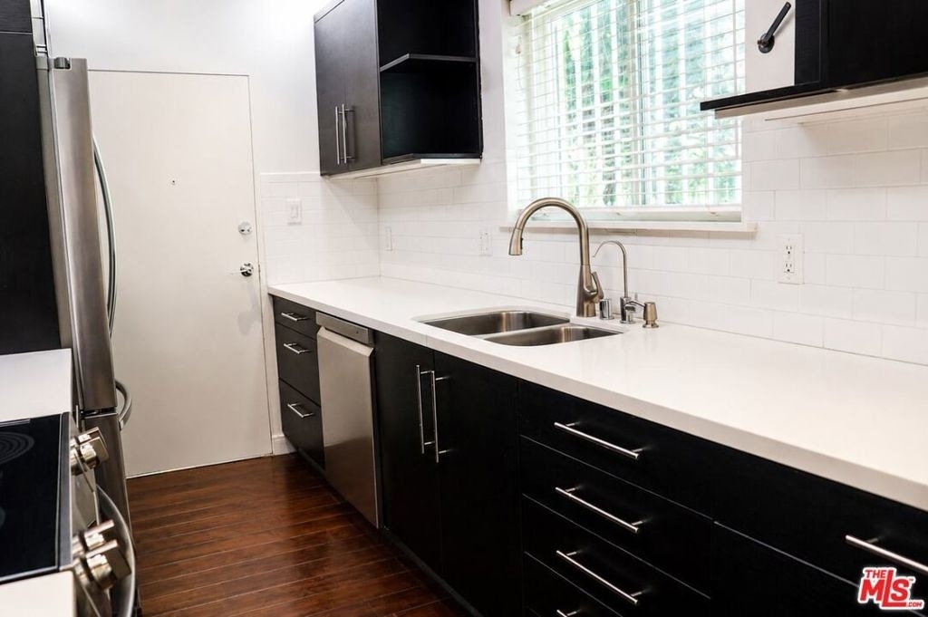 1525 N Hayworth Avenue - Photo 10