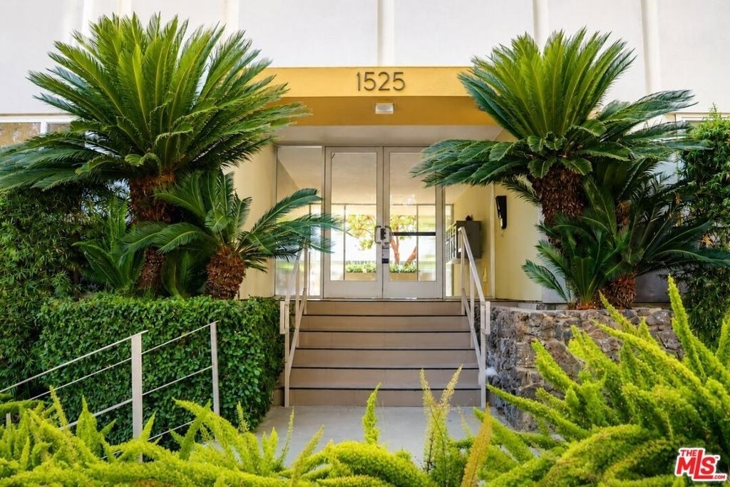 1525 N Hayworth Avenue - Photo 0