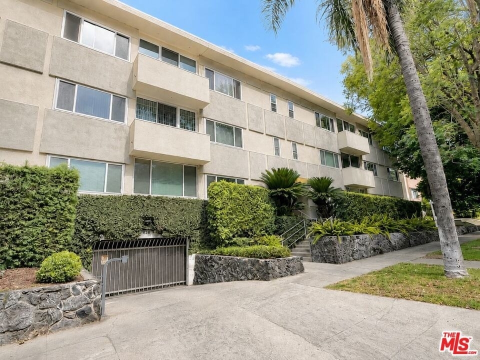 1525 N Hayworth Avenue - Photo 1