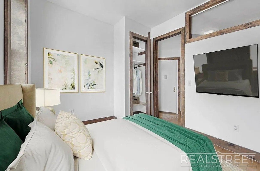 886 Flushing Ave - Photo 2