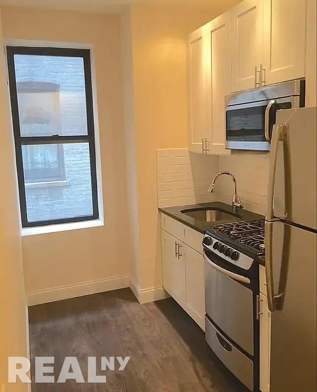 W 151st St - Photo 4