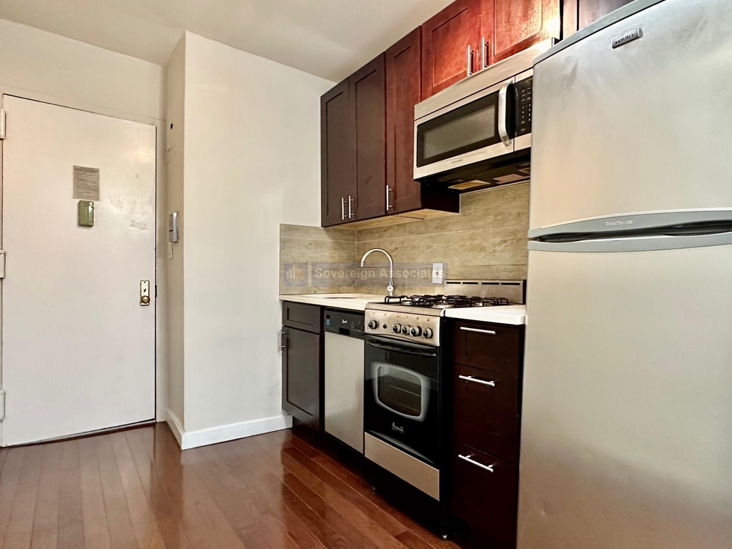 386 Manhattan Avenue - Photo 2