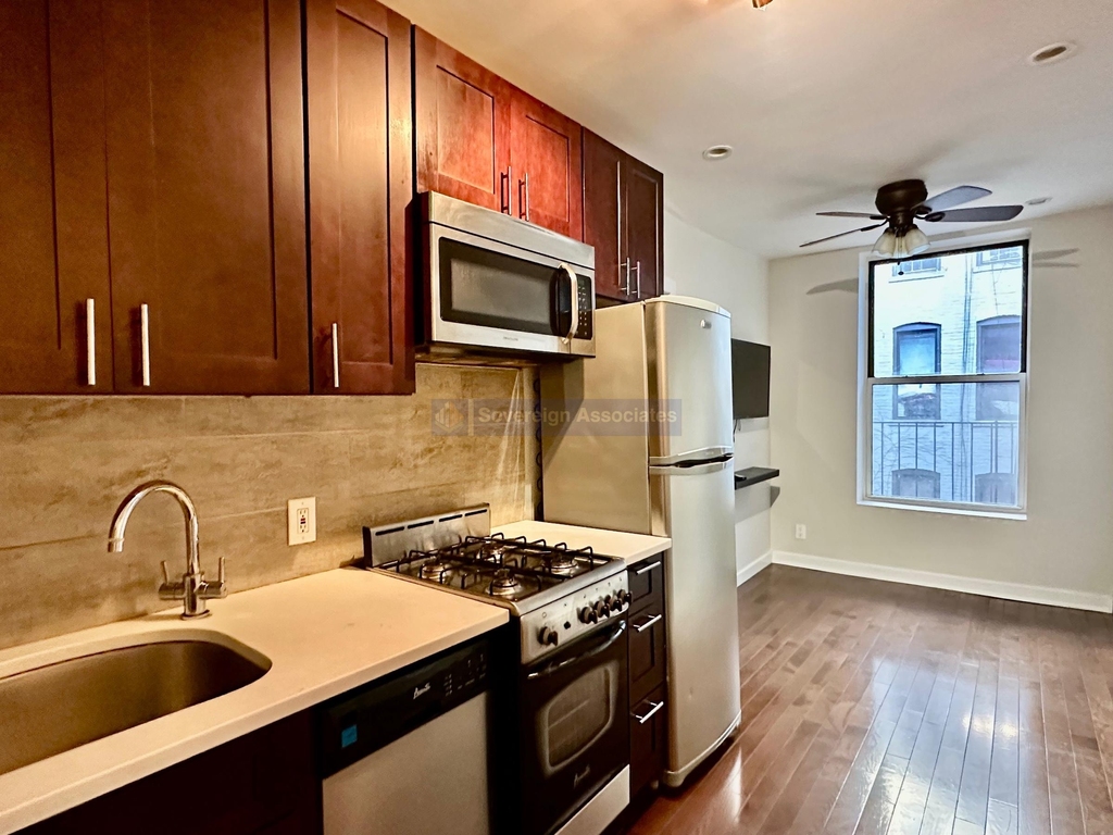 386 Manhattan Avenue - Photo 1