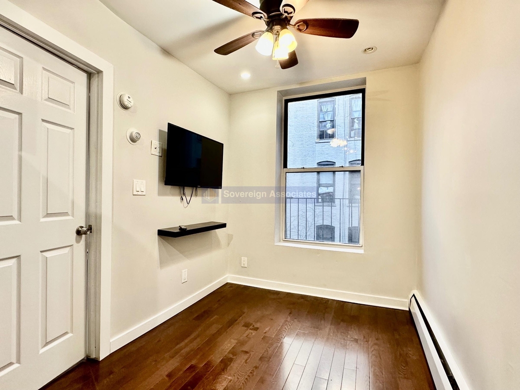 386 Manhattan Avenue - Photo 0