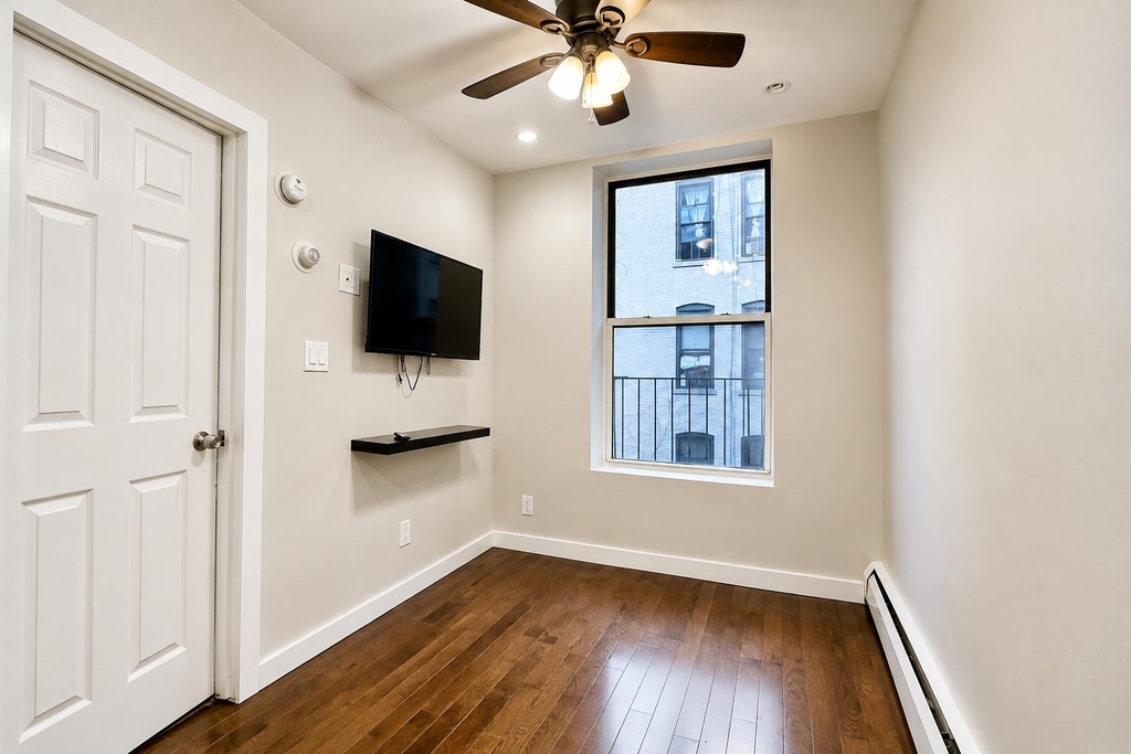 386 Manhattan Avenue - Photo 1