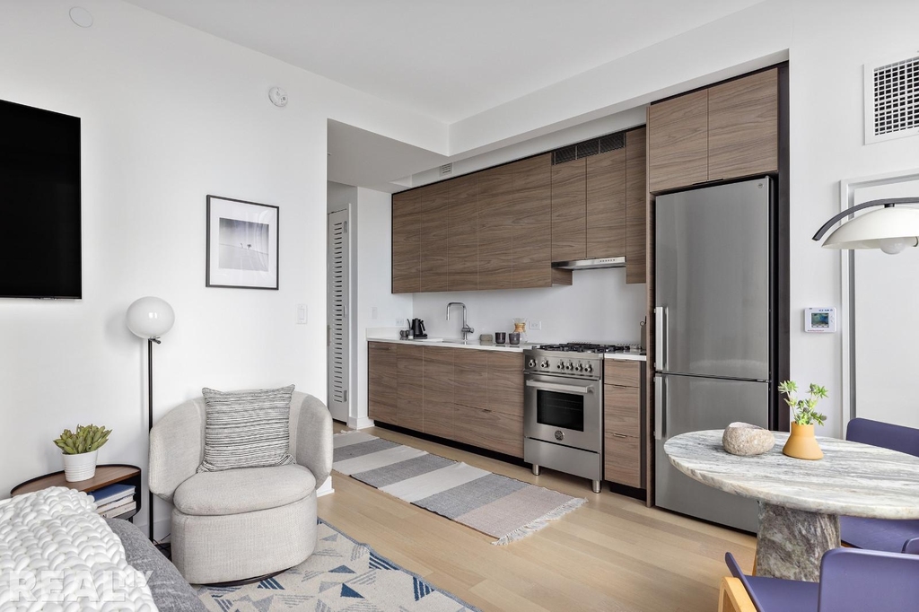 W 38th St - Photo 6