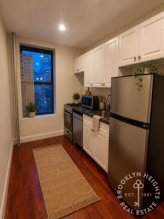 568 Pacific Street - Photo 4