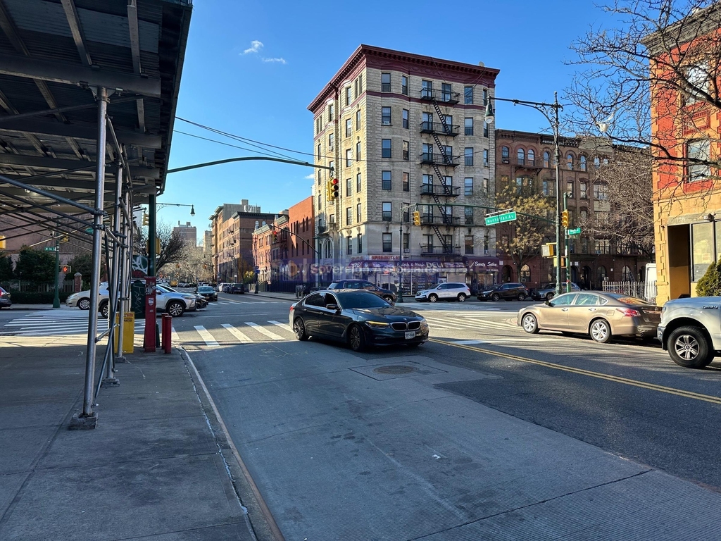 386 Manhattan Avenue - Photo 8