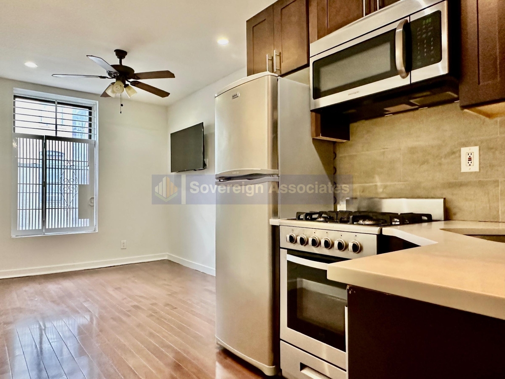 386 Manhattan Avenue - Photo 0
