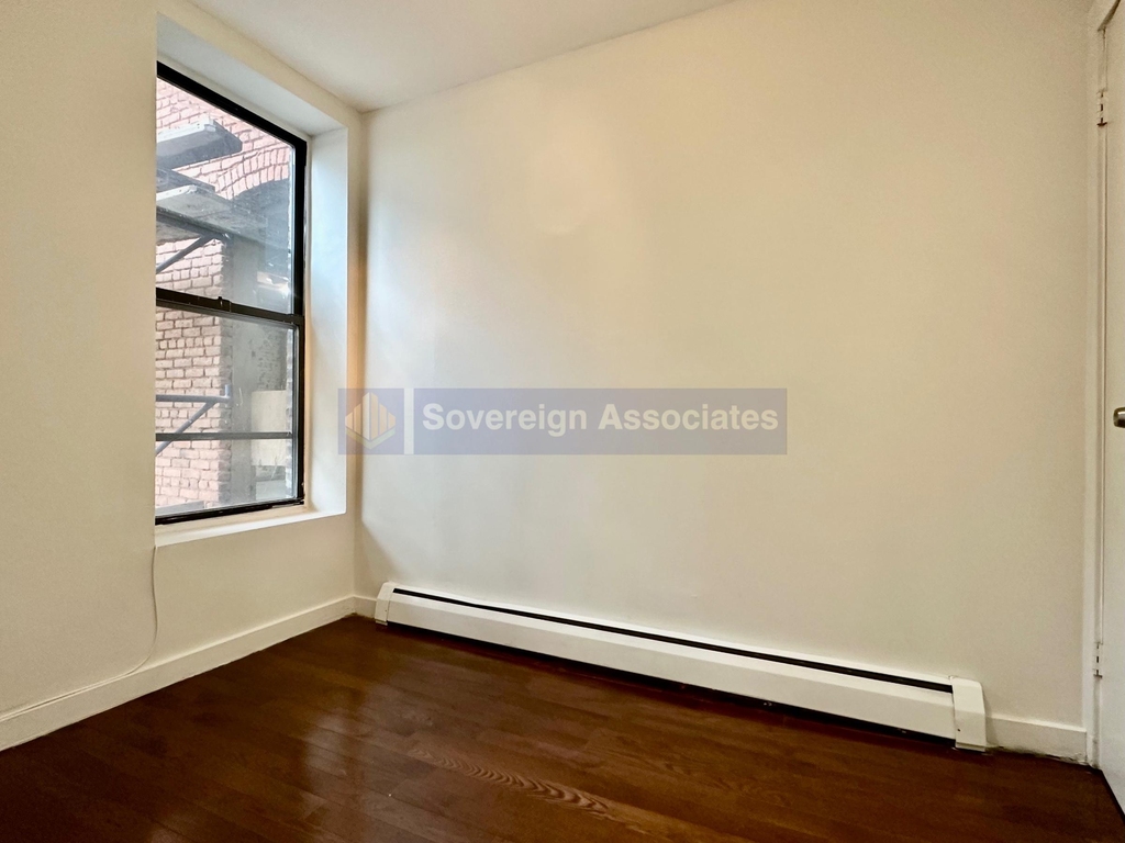 386 Manhattan Avenue - Photo 2