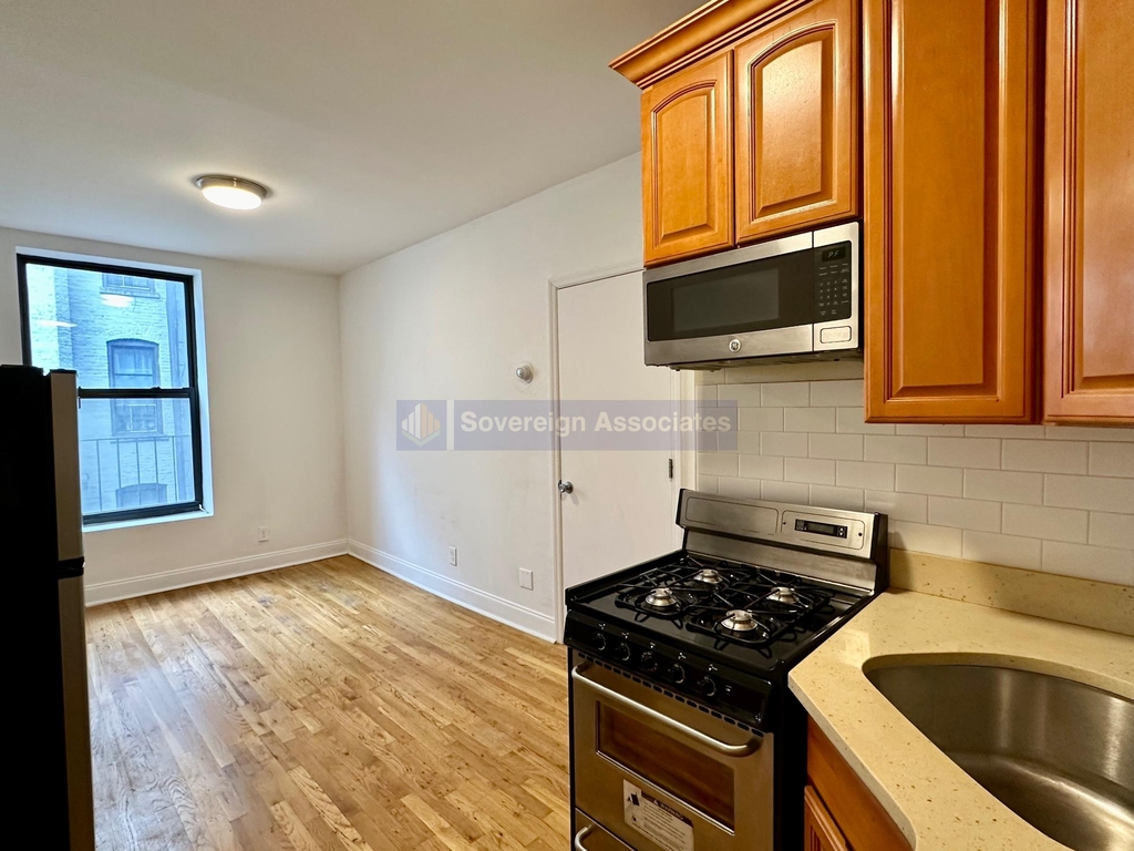 386 Manhattan Avenue - Photo 1