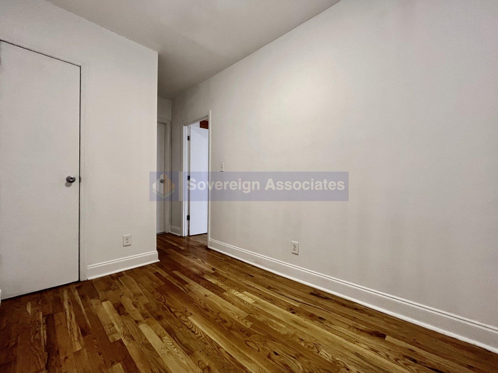 386 Manhattan Avenue - Photo 2