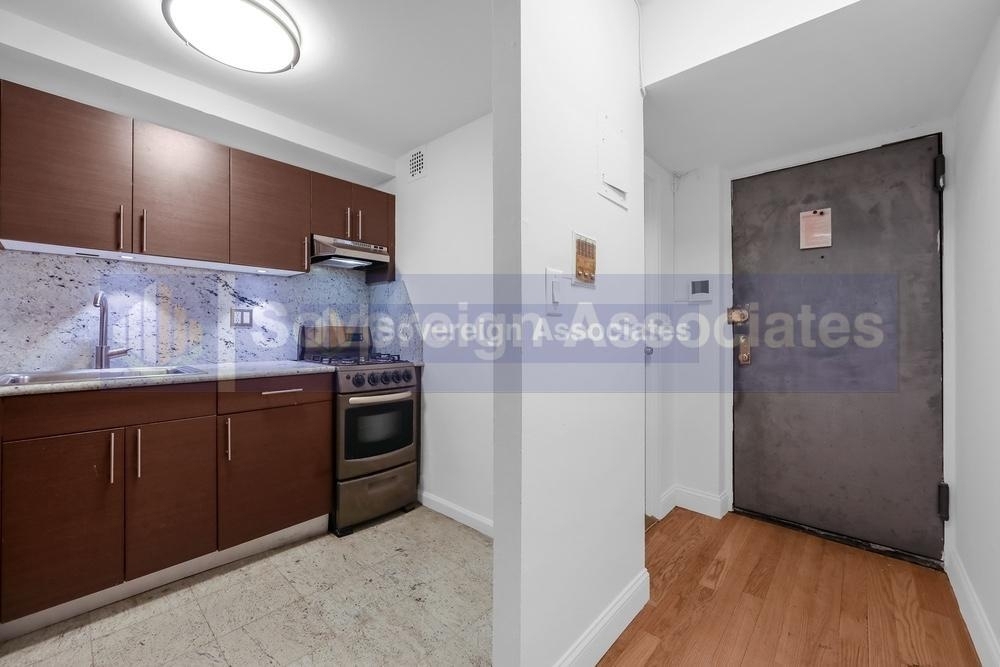 425 East 80th Street - Photo 2