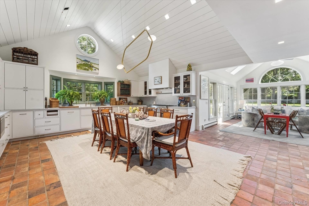 20 Quogue Street - Photo 1