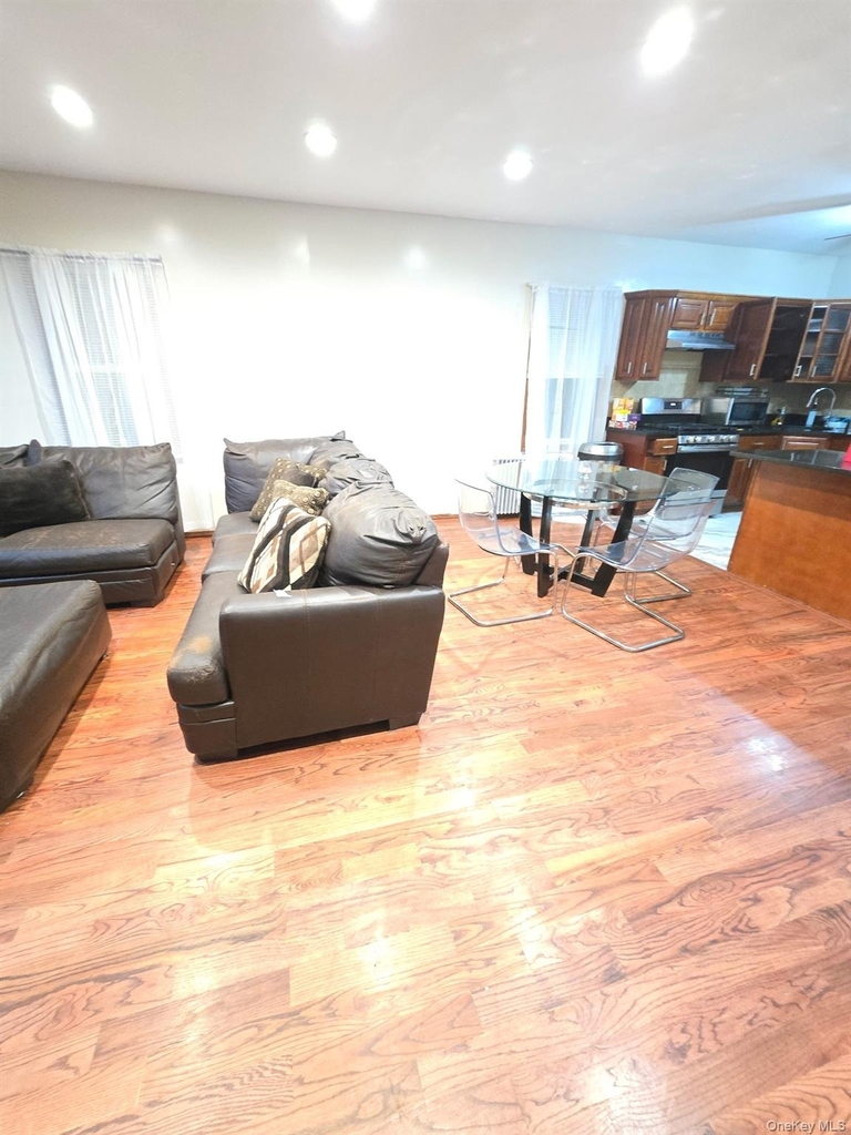 188-25 Mangin Avenue - Photo 2
