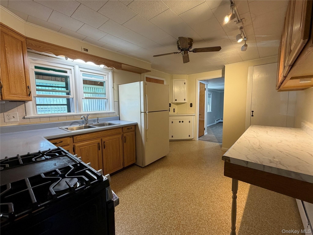 1390 Kings Highway - Photo 6