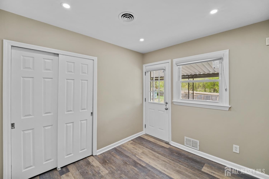 49 Louis Avenue - Photo 8