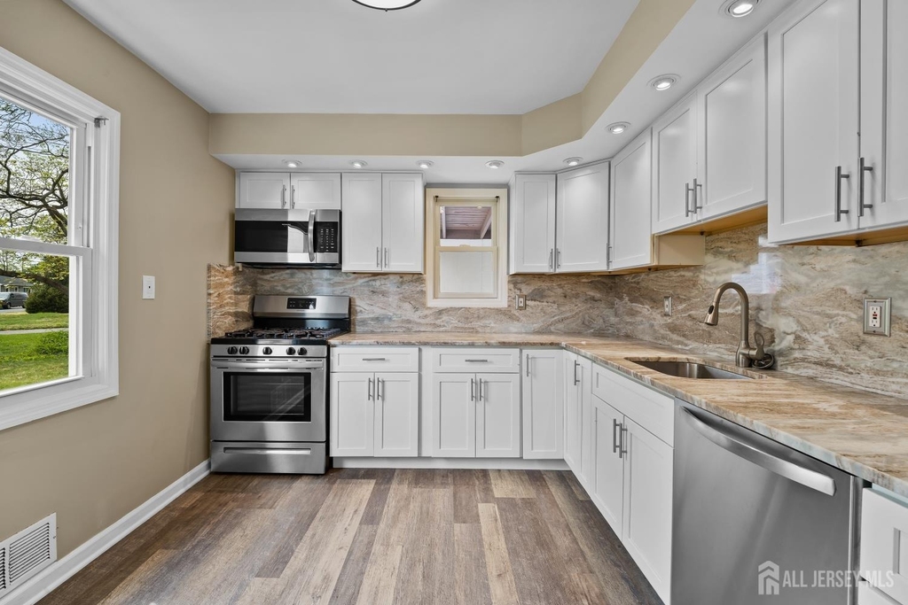 49 Louis Avenue - Photo 4