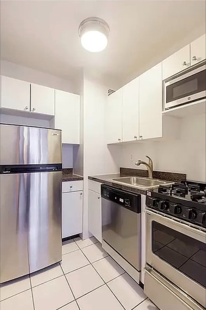 1556 York Avenue - Photo 2