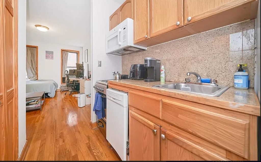 331 W 43rd Street - Photo 3