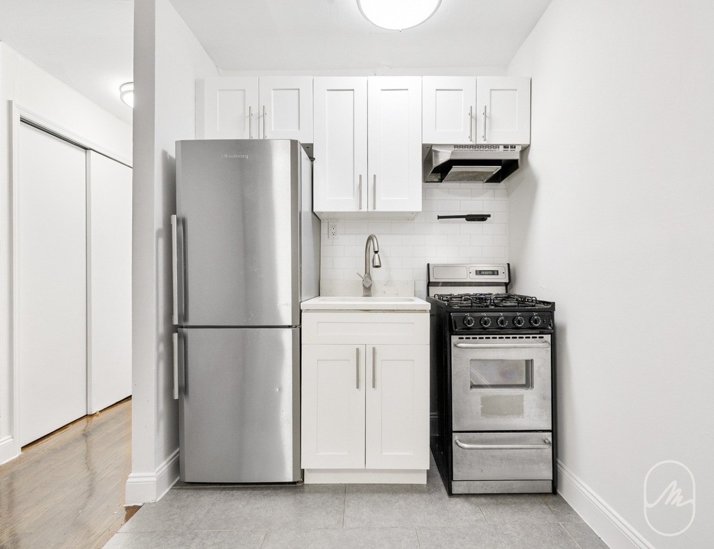 456 W 22nd Street - Photo 4