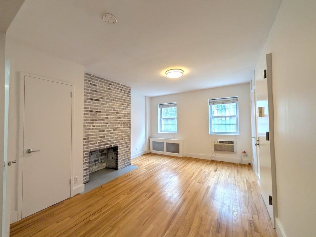 310 W 22nd Street - Photo 2