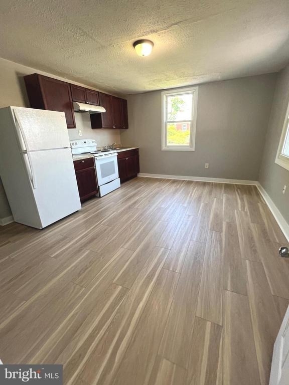 202 Samuel Street S - Photo 1
