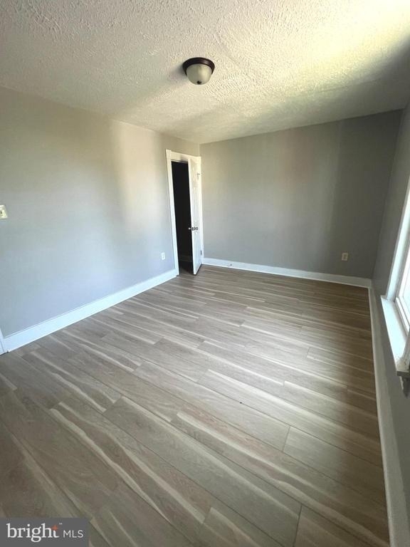 202 Samuel Street S - Photo 2