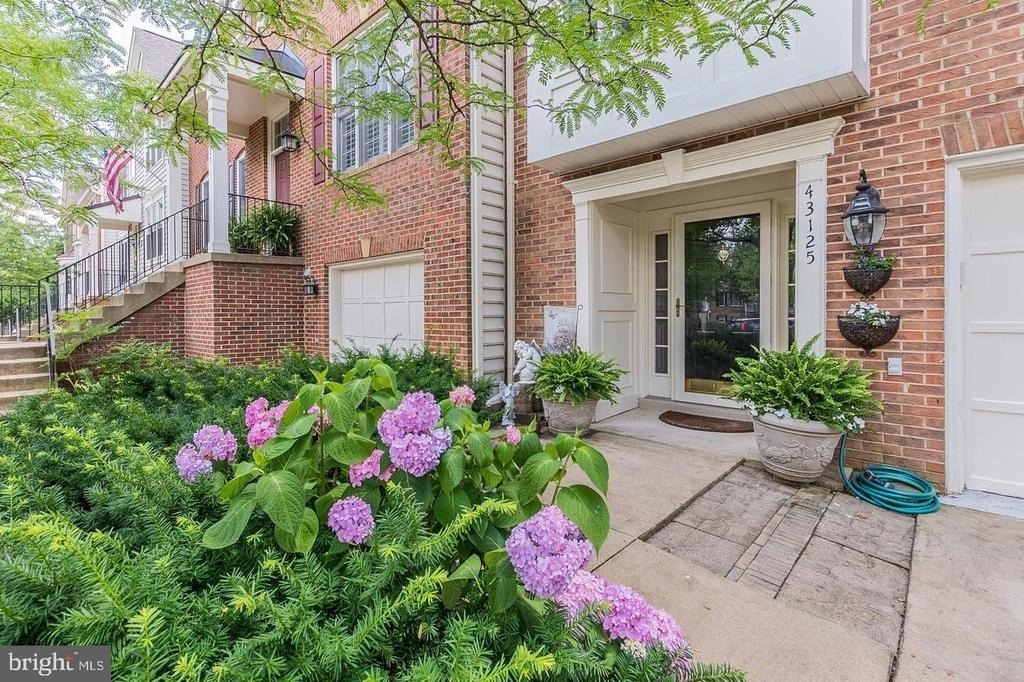 43125 Holtby Square - Photo 0
