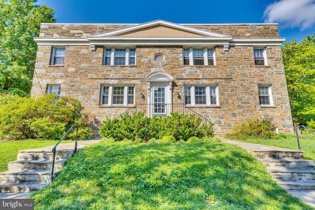 300 Commonwealth Avenue - Photo 0