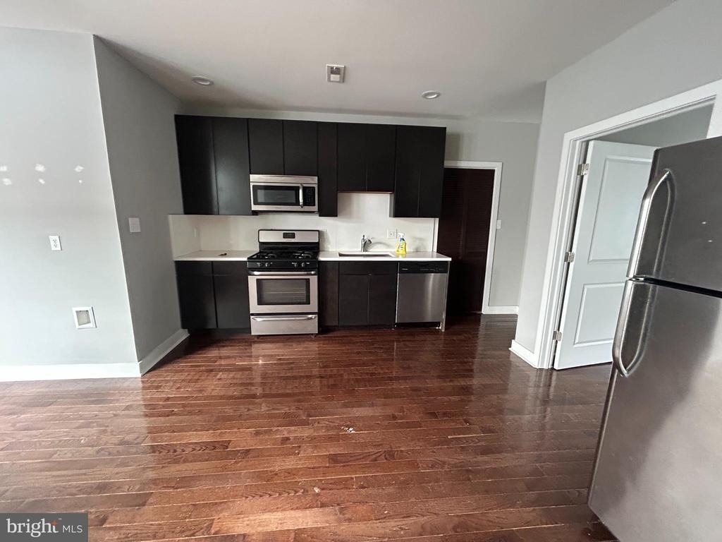 723 Sansom Street - Photo 2